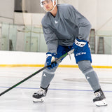 Hockey player with gray jersey