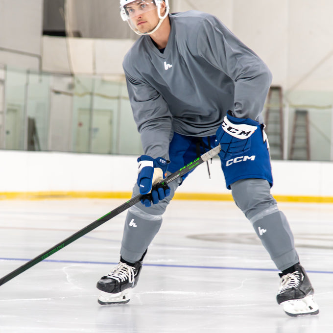 Hockey player with gray jersey