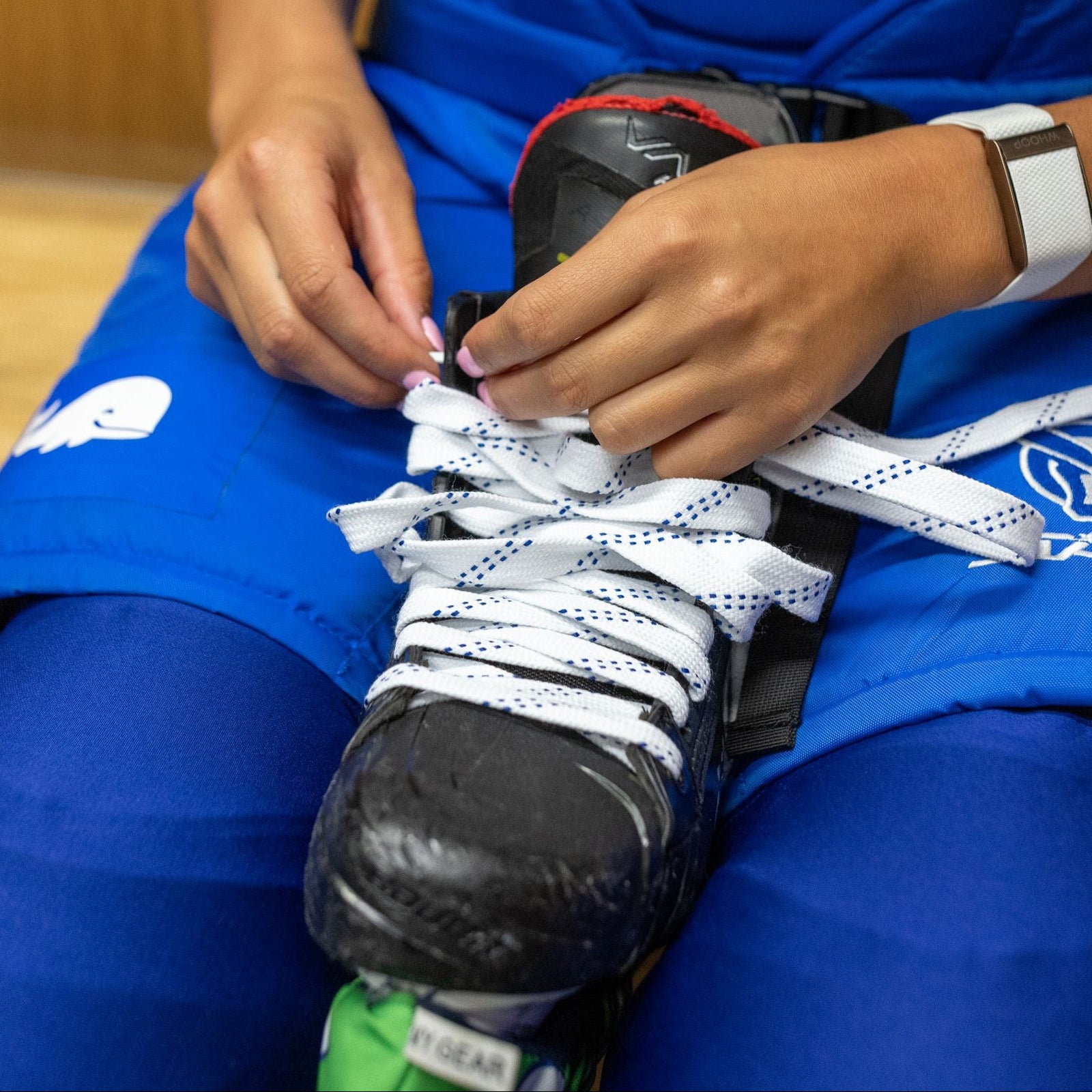 Cloth laces in a skate 